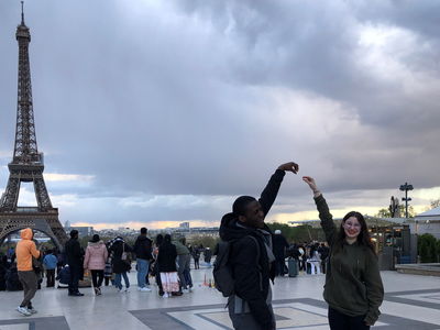 Zwei Jugendliche posieren für ein Foto vor dem Eiffelturm