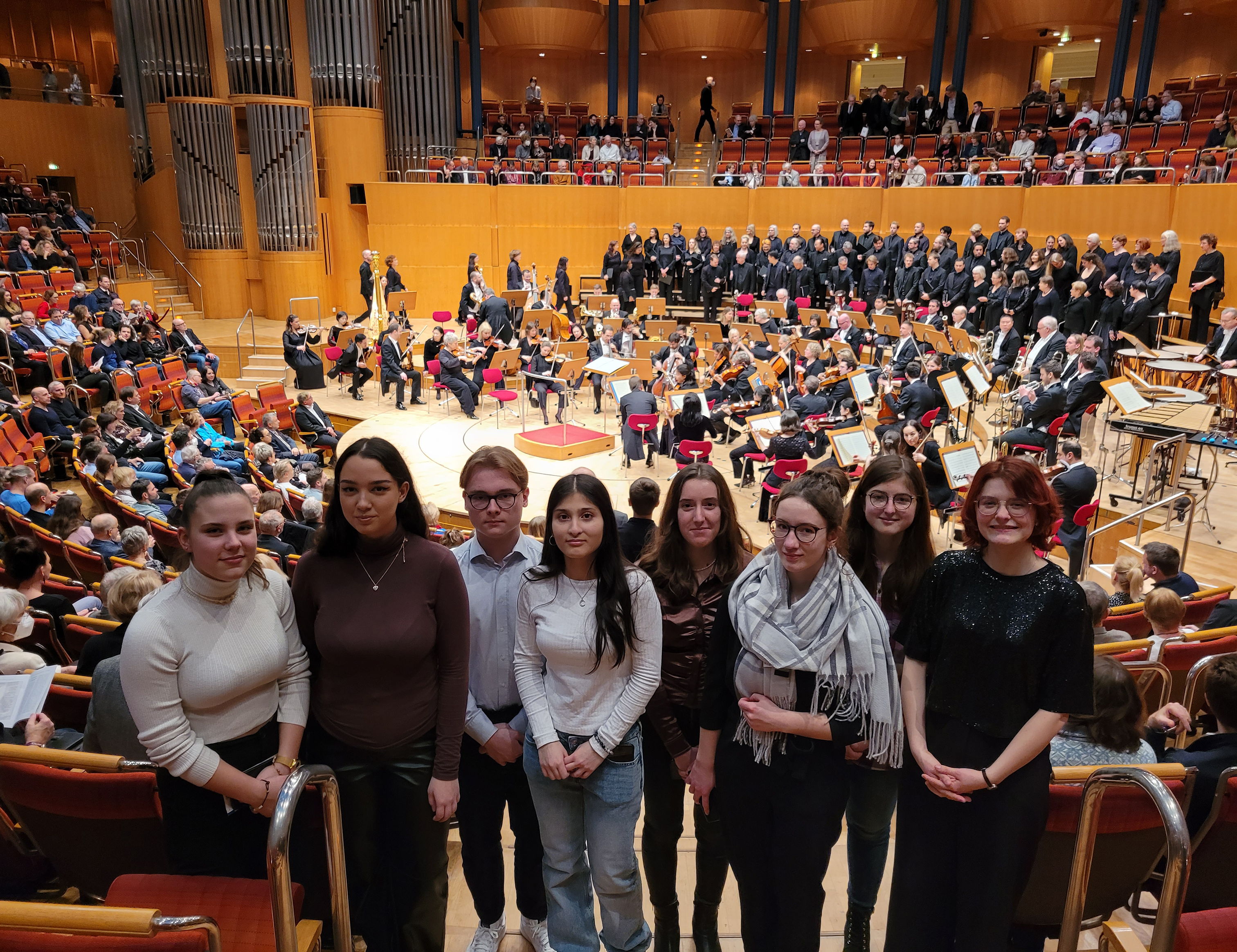 Eine Gruppe von Jugendlichen in der Philharmonie Köln