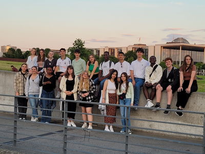 eine Gruppe von Jugendlichen vor dem Reichstaggebäude