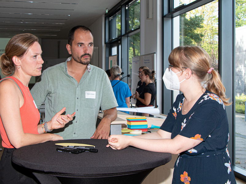 Die Lehrerinnen und Lehrer hatten die Chance, sich umfangreich zu informieren und natürlich Fragen zu stellen.<br>Foto: FH Aachen | Nina E. Schreyer