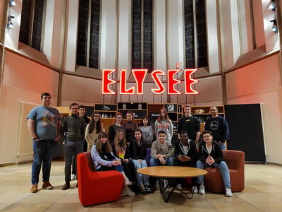 eine Gruppe von Jugendlichen in der Digital Church in Aachen